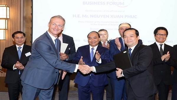 Dưới sự chứng kiến của Thủ tướng Nguyễn Xuân Phúc, ông Phạm Đức Long - Tổng giám đốc Tập đoàn VNPT (bên phải) - và ông Harald Preiss - Giám đốc kinh doanh mạng di động của Nokia khu vực châu Âu - ký kết thỏa thuận hợp tác