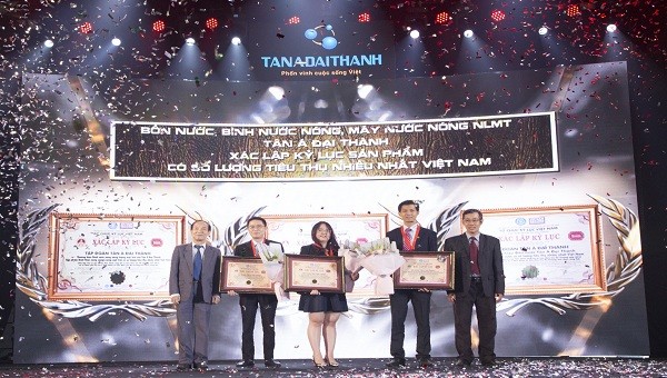 Đại diện Ban Lãnh đạo Tập đoàn Tân Á Đại Thành nhận Xác nhận kỷ lục“Số lượng tiêu thụ nhiều nhất Việt Nam” cho 3 nhóm sản phẩm