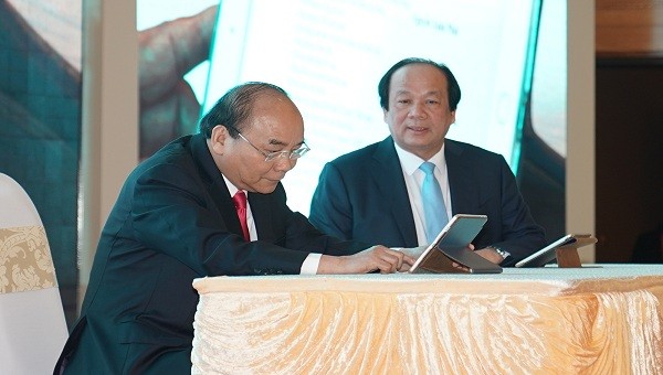 Thủ tướng Chính phủ Nguyễn Xuân Phúc ký ban hành văn bản điện tử trên hệ thống Quản lý văn bản và Hồ sơ công việc