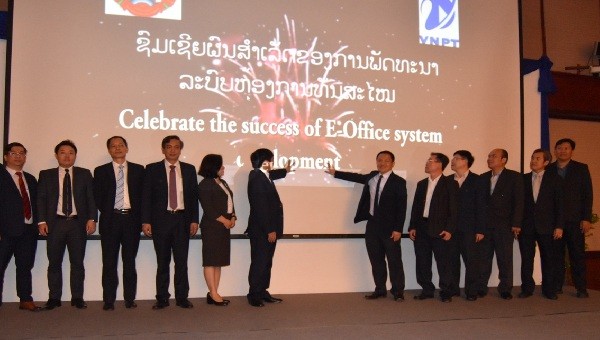 Các đại biểu nhấn nút khai trương Hệ thống quản lý văn bản điện tử E-Office.