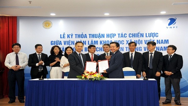 Ông Huỳnh Quang Liêm – Phó Tổng Giám đốc Tập đoàn VNPT và Ông Đặng Xuân Thanh – Phó Chủ tịch Viện Hàn lâm KHXH Việt Nam ký Thỏa thuận hợp tác trước sự chứng kiến của lãnh đạo hai bên.