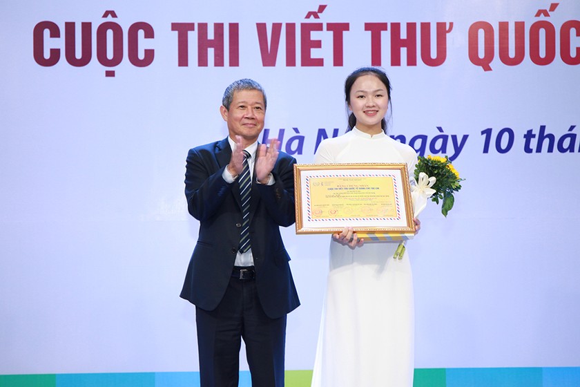 Em Nguyễn Thị Mai nhận giải Nhất Quốc gia Cuộc thi viết thư UPU 48