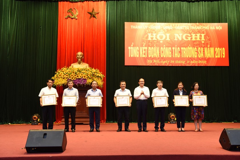 Đại diện tập đoàn Tân Á Đại Thành nhận bằng khen của TP. Hà Nội vì những đóng góp cho Trường Sa 