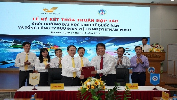 Ông Phạm Anh Tuấn - Chủ tịch HĐTV Tổng công ty Bưu điện Việt Nam - và ông Phạm Hồng Chương - Hiệu trưởng trường Đại học Kinh tế Quốc dân - ký kết thỏa thuận hợp tác giữa hai bên.