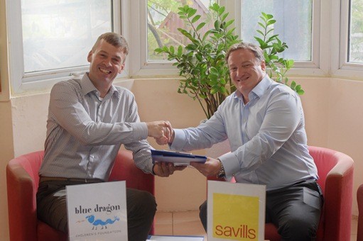 Ông Michael Brosowski (trái) và ông Neil MacGregor (phải) ký kết hợp tác giữa Savills Việt Nam & Blue Dragon