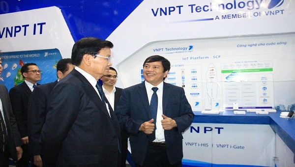 Phó Tổng giám đốc Tập đoàn VNPT Ngô Hùng Tín giới thiệu với Thủ tướng Lào các sản phẩm mới của VNPT