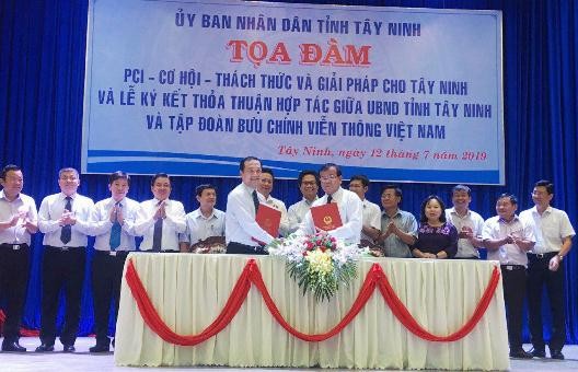 Ông Phạm Đức Long – Tổng Giám đốc Tập đoàn VNPT và Lãnh đạo UBND tỉnh Tây Ninh ký kết thỏa thuận hợp tác