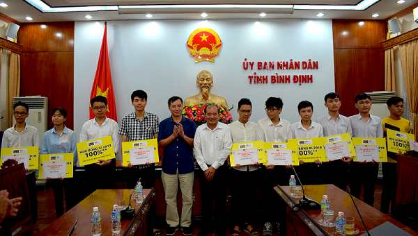 10 suất học bổng toàn phần ngành AI đã được Đại học FPT trao cho 10 học sinh giỏi tỉnh Bình Định. 