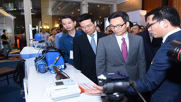 Phó Thủ tướng Vũ Đức Đam tham quan triển lãm bên lề Diễn đàn cấp cao CNTT-TT Việt Nam 2019.