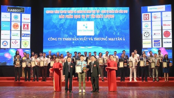 Đại diện Tập đoàn Tân Á Đại Thành nhận chứng nhận từ Ban Tổ chức.