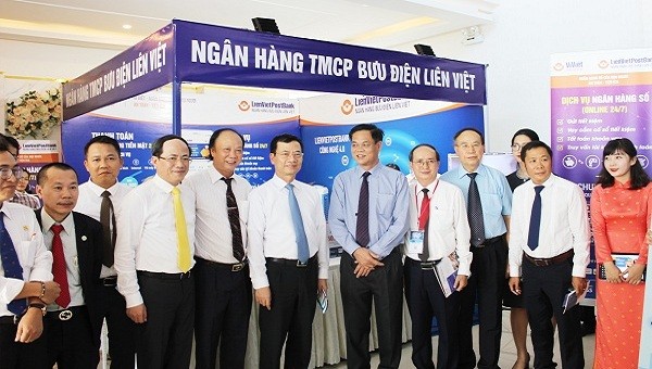 Các vị đại biểu thăm gian hàng giới thiệu các giải pháp của LienVietPostBank trong khuôn khổ Hội thảo “Hợp tác Phát triển Công nghệ Thông tin và Viễn thông Việt Nam năm 2019”