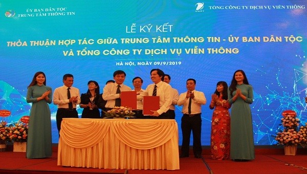 Ông Lương Hồng Khanh – Phó Tổng giám đốc VNPT VinaPhone (trái)  và Ông Nguyễn Ngọc Hà – Giám đốc Trung tâm thông tin,Ủy ban Dân tộc ký kết hợp tác