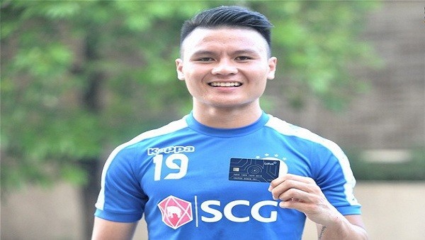 Cầu thủ Quang Hải khoe Thẻ mời của MXH Lotus.