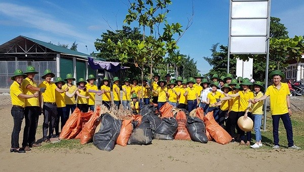 Đoàn thanh niên Tổng công ty Bưu điện Việt Nam ra quân  dọn rác thải tại bãi biển Diễn Thành (Nghệ An).