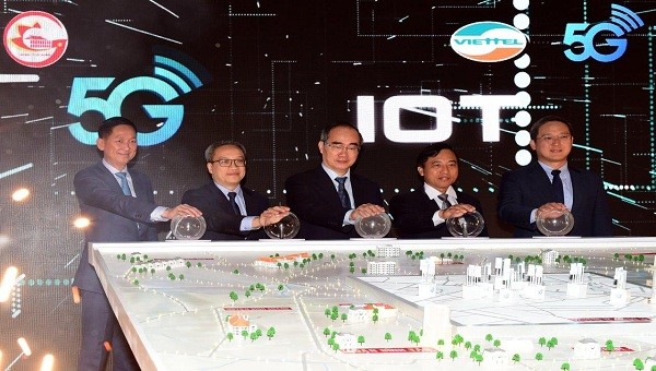 Khoảnh khắc lãnh đạo TPHCM, Viettel và Nokia nhấn nút phát sóng 5G và hạ tầng IOT ở TPHCM.