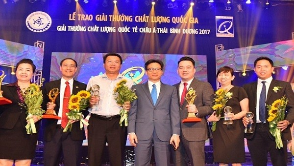 Đại diện Tập đoàn Tân Á Đại Thành nhận Giải thưởng Chất lượng QUốc gia năm 2017