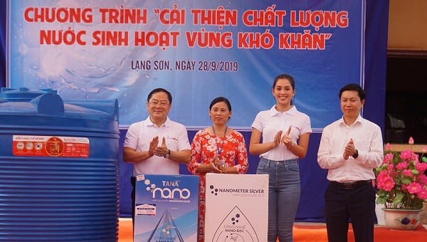 Hoa hậu Trần Tiểu Vy - đại sứ của chương trình - và ông Dương Xuân Sơn - Tổng biên tập Báo Tiền phong - trao tặng máy lọc nước và bồn chứa nước cho trường tiểu học Châu Sơn.