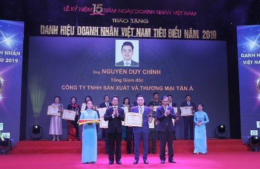 Ông Nguyễn Duy Chính – Tổng giám đốc Tập đoàn Tân Á Đại Thành - nhận bằng chứng nhận Doanh nhân Việt Nam tiêu biểu – Cúp Thánh Gióng 2019