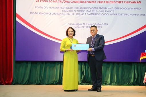 Ông Melvyn Lim - Giám đốc Quốc gia của Cambridge International tại Việt Nam, Myanmar, Campuchia và Lào, trao tặng biển hiệu trường Cambridge cho bà Lê Mai Anh - Hiệu trưởng trường THPT Chu Văn An