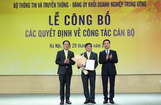 Bộ trưởng Bộ TT&TT Nguyễn Mạnh Hùng, Thứ trưởng Phạm Anh Tuấn trao quyết định và tặng hoa chúc mừng ông Nguyễn Hải Thanh giữ chức vụ Chủ tịch HĐTV Tcty Vietnam Post.