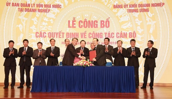 Ông Trần Mạnh Hùng (hàng trên, bên trái) bàn giao nhiệm vụ cho ông Phạm Đức Long. 