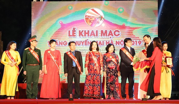 Đại diện Tập đoàn Tân Á Đại Thành nhận Chứng nhận Top 1 hàng Việt Nam được Người tiêu dùng yêu thích 2019.