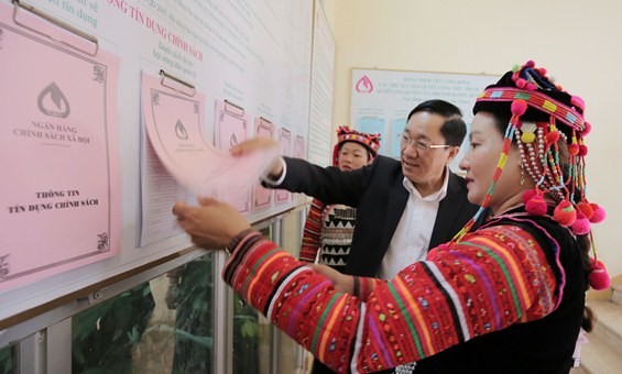 Tổng Giám đốc NHCSXH Dương Quyết Thắng kiểm tra thông tin tín dụng chính sách tại xã Sín Thầu, huyện Mường Nhé, Điện Biên