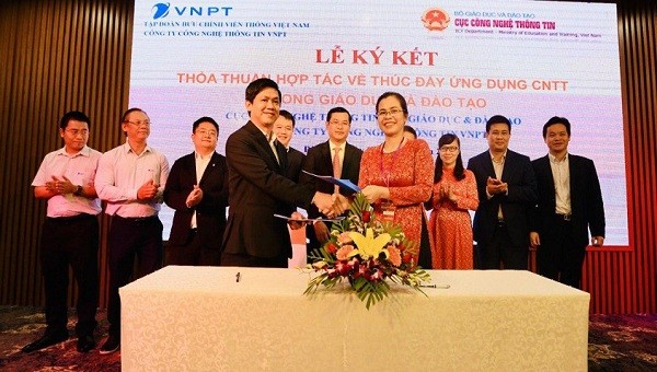 Ông Nguyễn Minh Luân - Phó Giám đốc Công ty Công nghệ thông tin VNPT và bà Đặng Thị Oanh - Phó Cục trưởng Cục CNTT (Bộ GD&ĐT) ký thỏa thuận hợp tác về đẩy mạnh ứng dụng CNTT trong GD&ĐT giai đoạn 2019-2024