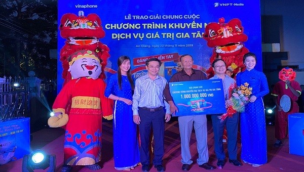 Ông Nguyễn Hữu Thành tại Long Xuyên, An Giang nhận giải thưởng 1 tỷ đồng tiền mặt