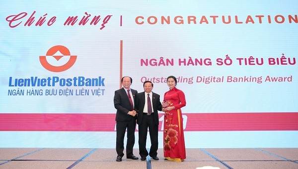 Đại diện LienVietPostBank nhận được giải thưởng “Ngân hàng Số Tiêu biểu”.