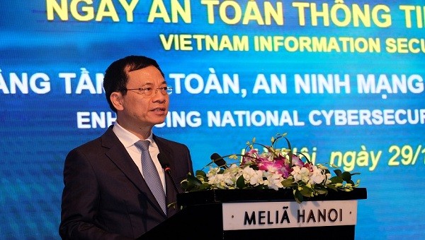Bộ trưởng TT&TT Nguyễn Mạnh Hùng cho rằng, đã đến lúc chúng ta phải thay đổi cách nghĩ, cách làm, và mọi cơ quan, tổ chức và toàn thể cộng đồng cùng tham gia bảo đảm không gian mạng an toàn, lành mạnh 