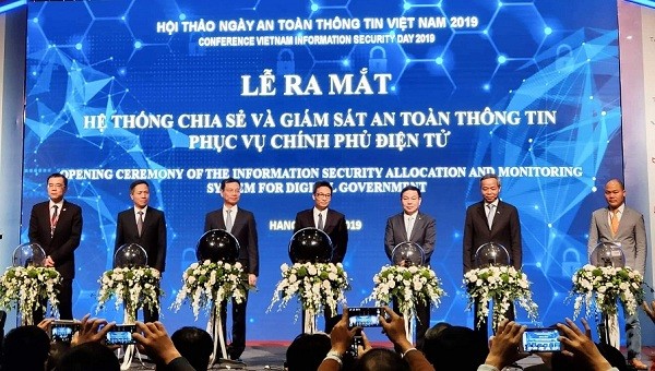 Phó Thủ tướng Chính phủ Vũ Đức Đam, Bộ trưởng Bộ TT&TT Nguyễn Mạnh Hùng và các đại biểu nhấn nút khai trương hệ thống