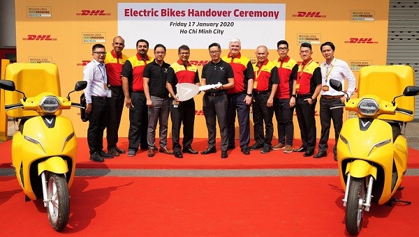 DHL Express bổ sung 10 xe máy điện vào danh mục các phương tiện giao nhận  của đơn vị này tại Việt Nam.