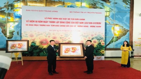 Trưởng Ban Tuyên giáo Trung ương Võ Văn Thưởng và Bộ trưởng Thông tin Truyền thông Nguyễn Mạnh Hùng với bức tranh tem Kỷ niệm 90 năm Ngày thành lập Đảng Cộng sản Việt Nam