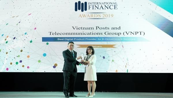 Bà Đỗ Mai Lan – đại diện của Tập đoàn VNPT - nhận Cup của Ban tổ chức