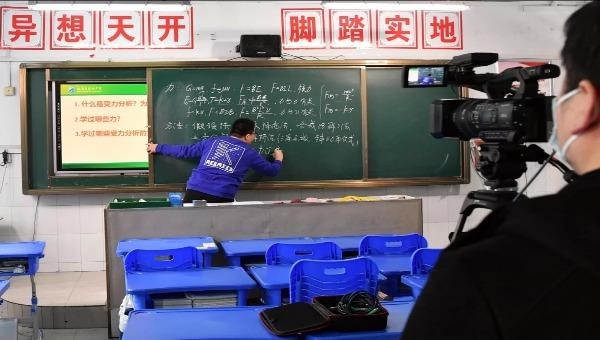 Một giáo viên tổ chức lớp học trực tuyến tại trường trung học ở Trịnh Châu, tỉnh Hà Nam (Ảnh: Tân Hoa Xã)