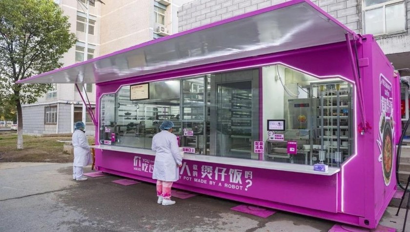 Robot đầu bếp Foodom  cung cấp 120 suất ăn mỗi giờ, tại một cơ sở y tế ở Vũ Hán.