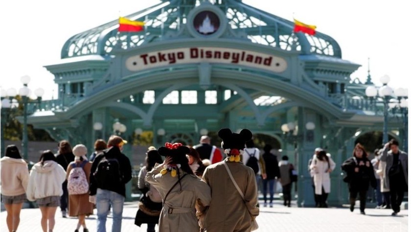 Du khách bên ngoài Disneyland Tokyo. Ảnh: Reuters, chụp ngày 28/2/2020.