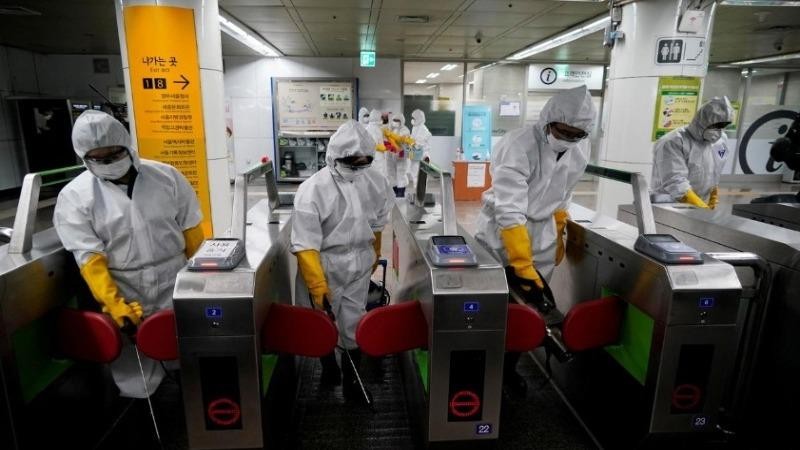 Nhân viên từ một công ty dịch vụ khử trùng vệ sinh một ga tàu điện ngầm ở Seoul, Hàn Quốc. Ảnh: Reuters.
