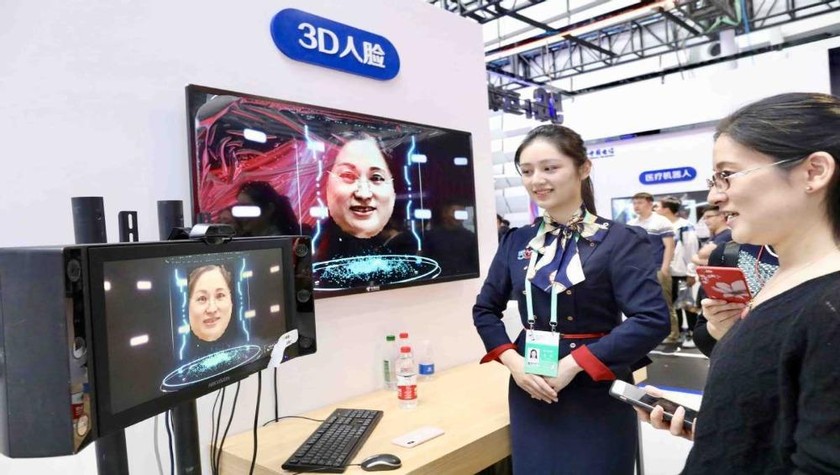 Một khách hàng trải nghiệm công nghệ nhận dạng khuôn mặt 3D tại tỉnh Chiết Giang. (Nguồn: chinadaily.com.cn)