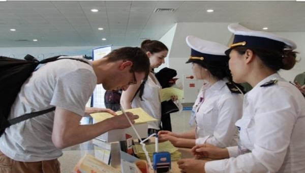 Hành khách có thể khai báo y tế bắt buộc trực tiếp bằng giấy hoặc qua hình thức điện tử ngay trước khi thực hiện chuyến đi đến Việt Nam.