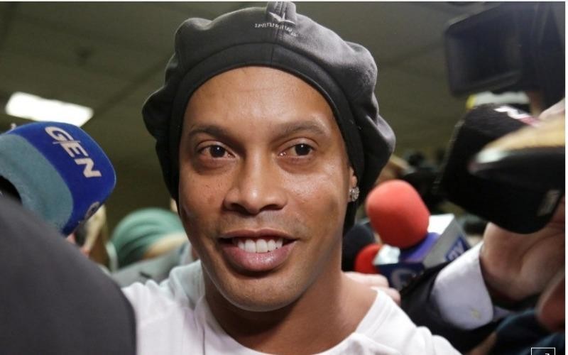 Ronaldinho rời Tòa án tối cao Paraguay ngày 6/3/2020. REUTERS / Jorge Adorno.