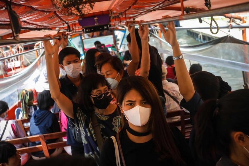 Hành khách đeo khẩu trang trên một chuyến phà ở Thái Lan. Ảnh: SCMP.