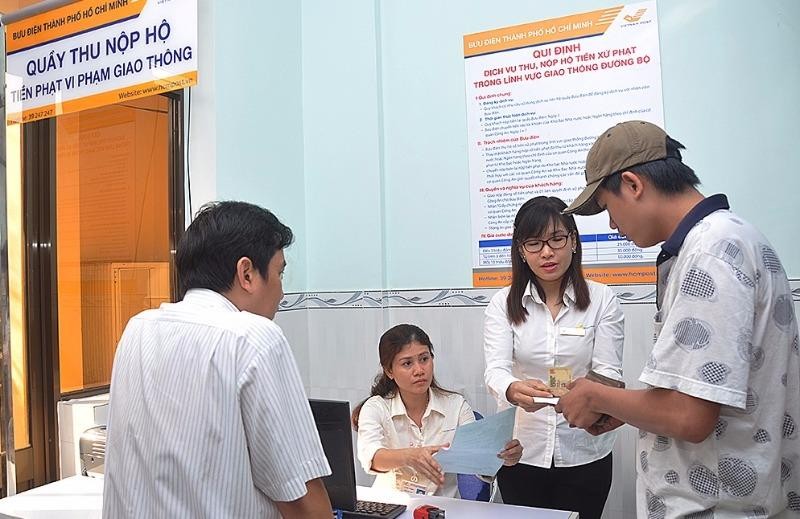 Người dân nộp phạt và nhận lại giấy tờ qua Bưu điện tại huyện Bình Chánh, tp.HCM.