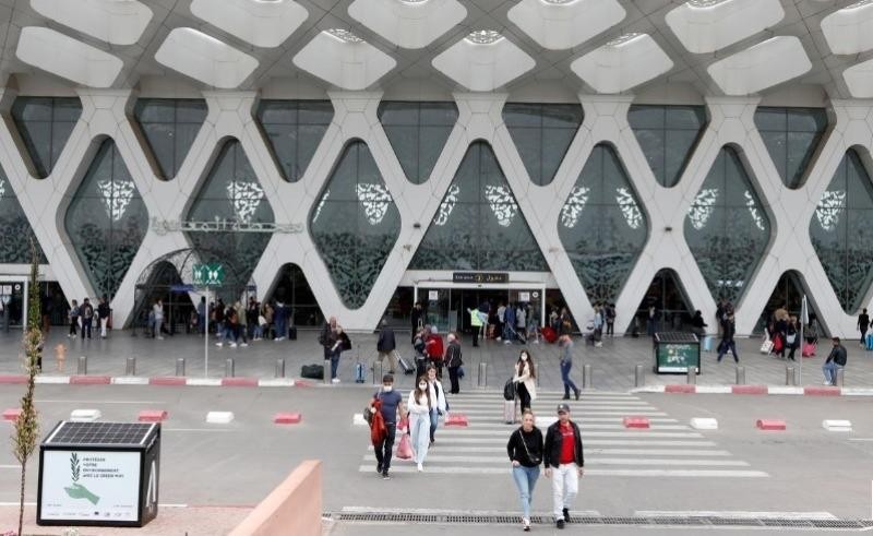Khách du lịch chờ đợi để được hồi hương, tại sân bay Marrakech, Morocco, ngày 15/3/2020. Ảnh: Reuters.