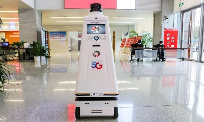 Một robot di động thông minh, có chức năng nhận dạng khuôn mặt và sàng lọc nhiệt độ, đang “tuần tra” tại một trung tâm dịch vụ hành chính ở Tô Châu (tỉnh Giang Tô, Trung Quốc).