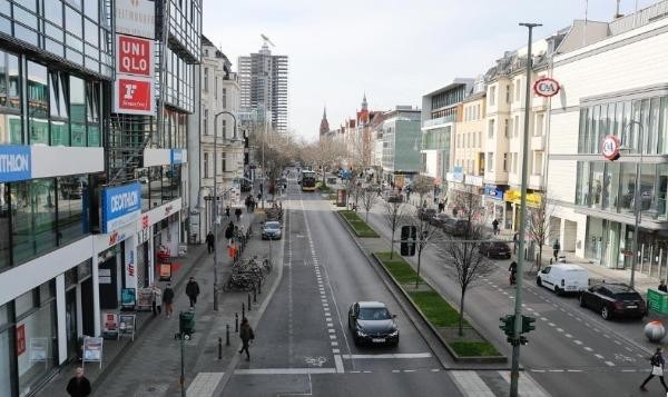 Một con phố mua sắm trống rỗng tại Berlin, Đức, ngày 18/3/2020. Ảnh: Reuters.