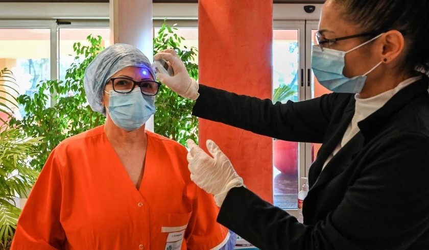 Các nhân viên y tế một bệnh viện ở Rome (thủ đô Italy) kiểm tra thân nhiệt trước khi vào khu vực chăm sóc đặc biệt. Ảnh: AFP.