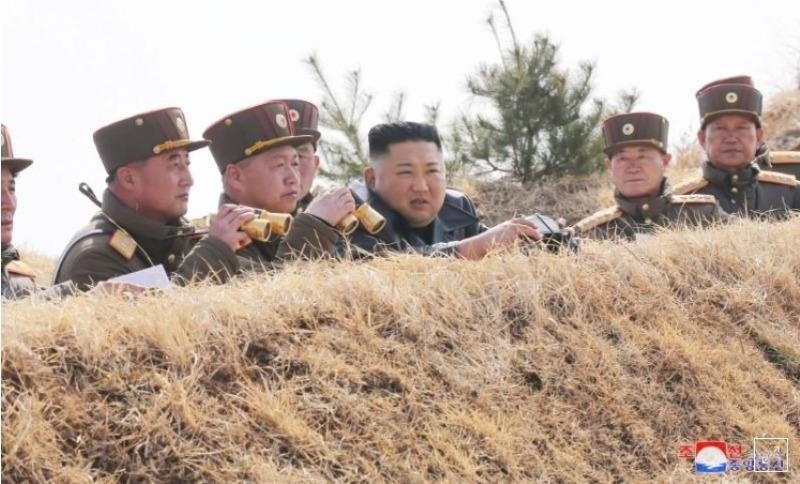 Nhà lãnh đạo Triều Tiên Kim Jong Un quan sát cuộc thi bắn pháo - ảnh do Cơ quan Thông tấn Trung ương Triều Tiên (KCNA) phát ngày 20/3/2020, Reuters đăng tải.