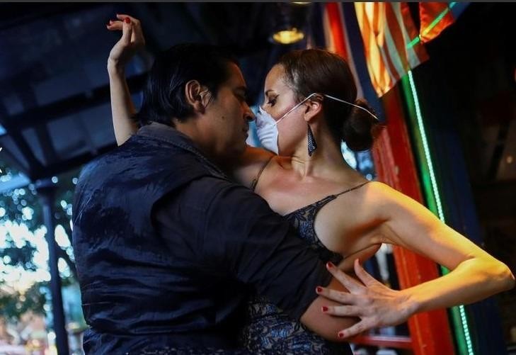 Makrina Anastasiadou và banh nhảy nhày điệu tango "El Morocho" trong một nhà hàng gần như trống rỗng sau khi các buổi tụ họp bị đình chỉ ít nhất 15 ngày để ngăn chặn sự lây lan của Covid-19, tại Buenos Aires, Argentina. Ảnh: REUTERS